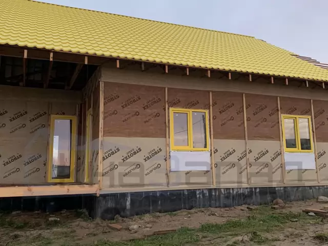 Дом с жёлтыми окнами